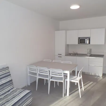 Modern One-bedroom Flat In A New דירה ביביונה