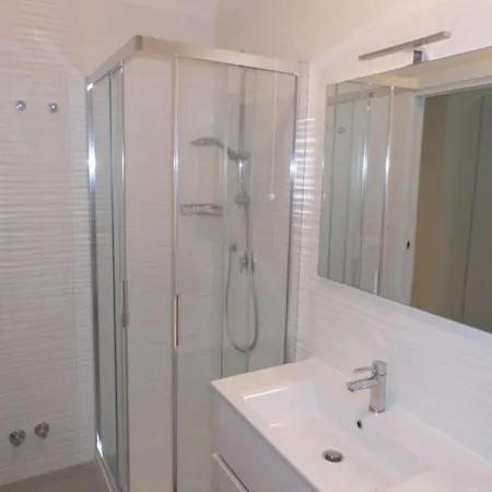 Modern One-bedroom Flat In A New דירה ביביונה