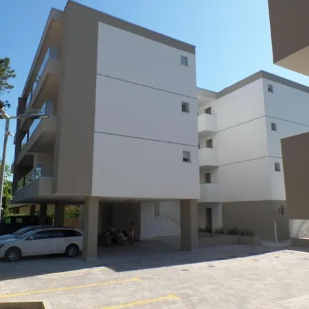Modern One-bedroom Flat In A New דירה ביביונה