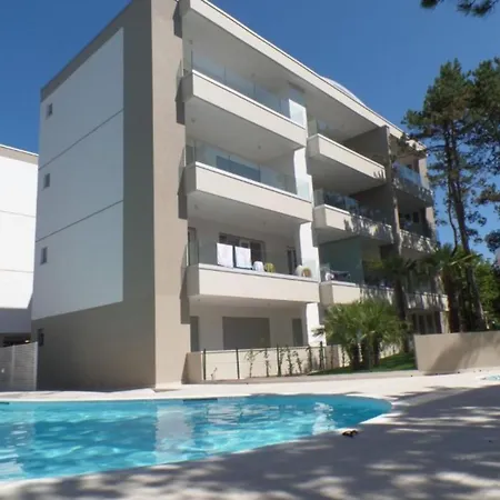 Modern One-bedroom Flat In A New ביביונה
