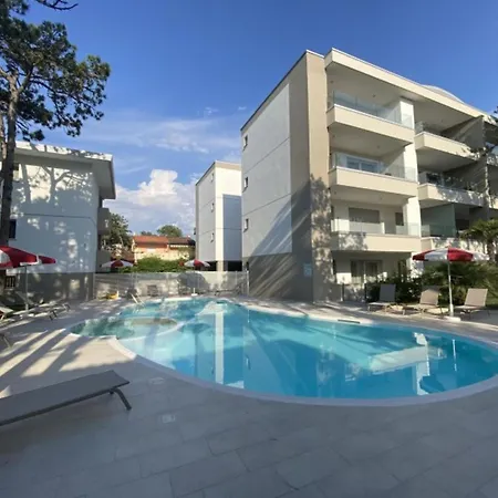 Modern One-bedroom Flat In A New דירה ביביונה